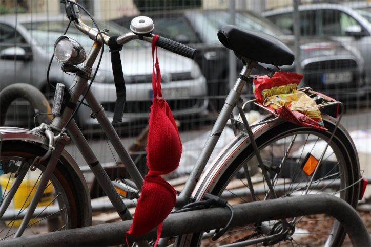 Beim Sonntagsspaziergang in Eimsbüttel fragt man sich bei einigen Relikten der Nacht, welche Geschichte wohl dahinter steckt. Eines ist sicher, irgendwo in Eimsbüttel läuft jetzt eine Frau ohne Chipstüte durch die Straßen… ? (gesehen in der Lutterothstraße) Foto: Eimsbütteler Nachrichten