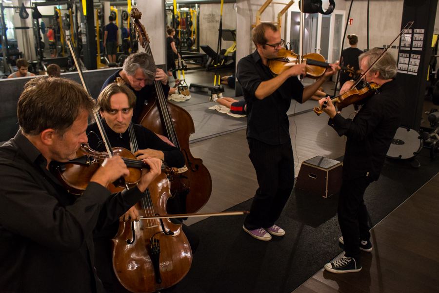Das NDR Elbphilharmonie Orchester in der Kaifu Lodge. Foto: Alex Povel