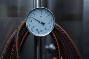Das Barometer zeigt 1,5 bar. Den Druck, den das Bier während der Gährung hat. Foto: Holger Vogel