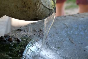 Im Park wurde ein Wasserspiel mit Kurbel und mehreren Ablaufschalen installiert. Foto: Karoline Gebhardt