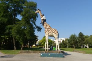 Besucher des Tierparks werden bereits vor den Eingangstoren begrüßt. Foto: Leo Papenberg