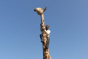 Die Statue "Mann auf Giraffe" wurde von Stephan Balkenhol entworfen. Sie ist acht Meter hoch und wiegt 2,5 Tonnen. Foto: Leo Papenberg