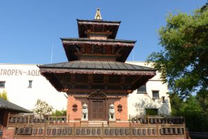 Den Haupteingang ziert dieser nepalesische Pagoden Tempel. Alle Einzelteile entstanden in Handarbeit. Nepalesische Handwerker bauten diesen Tempel anschließend vor den Toren Hagenbecks auf. Foto: Leo Papenberg