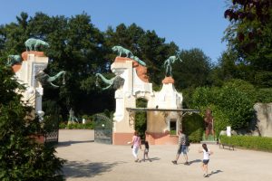 Im Jahr 2003 fand der größte Umbau seit 60 Jahren statt und der Haupteingang wurde verlegt. Seitdem bleibt der alte Haupteingang im Jugendstil als historisches Mal neben dem Bärengehege erhalten. Foto: Leo Papenberg