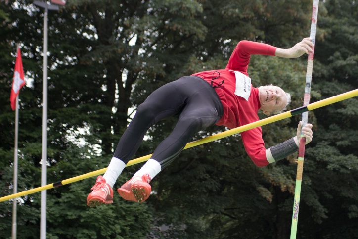 Stabhochspringer Gerhard Lickfett katapultiert sich mit seinem Stab über 2,33 Meter. Foto: Holger Vogel