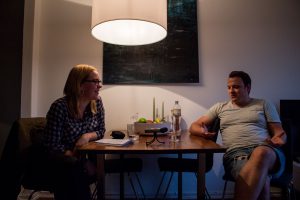 "Ich bin glücklich hier", erzählt Maik Pramor, ein Bewohner der Grindelhochhäuser im Gespräch mit den Eimsbütteler Nachrichten. Foto: Alex Povel