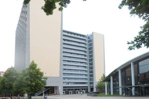 Der Philosophenturm - von Studis kurz Philturm genannt - ist mit 52 Metern das höchste Gebäude auf dem Hauptcampus. Foto: Anja von Bihl