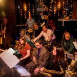 Die Downtown Big Band eröffnete den swingenden Partyabend im Jazzclub. Foto: Holger Vogel