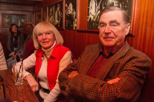 Birdland-Gründer Dieter Reichert und seine Frau Heidi verfolgen das Jubiläumskonzert vom Tisch des Hauses aus. Foto: Holger Vogel