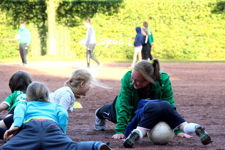 Spielerisch führt Annika Mollenhauer an den Umgang mit dem Ball heran. Foto: Magdalena Gärtner