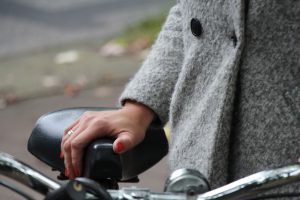 Die roten Nägel von Connoer werten den dezenten Look auf. Foto: Karoline Gebhardt
