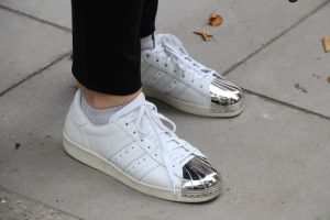Ulrike stimmt Schuhe und Tasche aufeinandern ab. Foto: Karoline Gebhardt