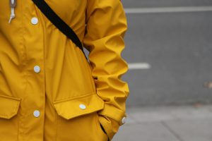 Auch wenn der Regen in Hamburg Rita nicht gefällt, ist sie in ihrem Friesennerz perfekt gewappnet. Foto: Karoline Gebhardt