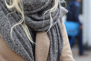 Fiona freut sich warm gekleidet besonders auf Spaziergänge durch die rote Blätterpracht. Foto: Karoline Gebhardt
