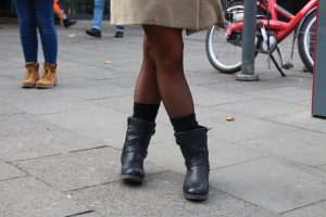 Dicke Stiefel und warme Socken dürfen auch bei ihr nicht fehlen. Foto: Karoline Gebhardt