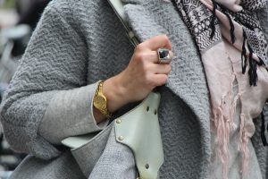 Klein aber fein: So pimpt Silvia ihre Looks mit Ac­ces­soires auf. Foto: Karoline Gebhardt