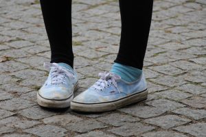 Ob diese farbenfrohe Schuhe so perfekt für das Hamburger Schietwetter sind? Ein Hingucker sind sie allemal. Foto: Karoline Gebhardt