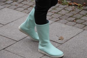 Mintfarbene Gummistiefel sind ein echter Hingucker. Foto: Karoline Gebhardt