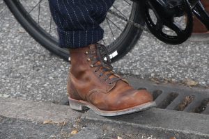 Mit cognac farbenen Schuhen und der hochgekrempelten Hose zeigen sie wie stylisch man sich auf dem Fahrrad fortbewegen kann. Foto: Karoline Gebhardt