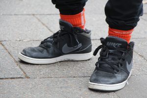 Sichtbare Socken in Sneakern gehören in diesem Herbst einfach dazu. Foto: Karoline Gebhardt