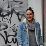 Ramona mag am Herbst besonders gerne warmes Kerzenlicht und lässt keine Kastanie einsam auf der Straße zurück. Foto: Karoline Gebhardt