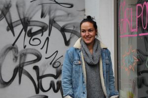 Ramona mag am Herbst besonders gerne warmes Kerzenlicht und lässt keine Kastanie einsam auf der Straße zurück. Foto: Karoline Gebhardt