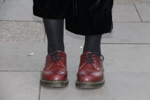 Die roten Schuhe komplettieren ihren Look. Foto: Karoline Gebhardt
