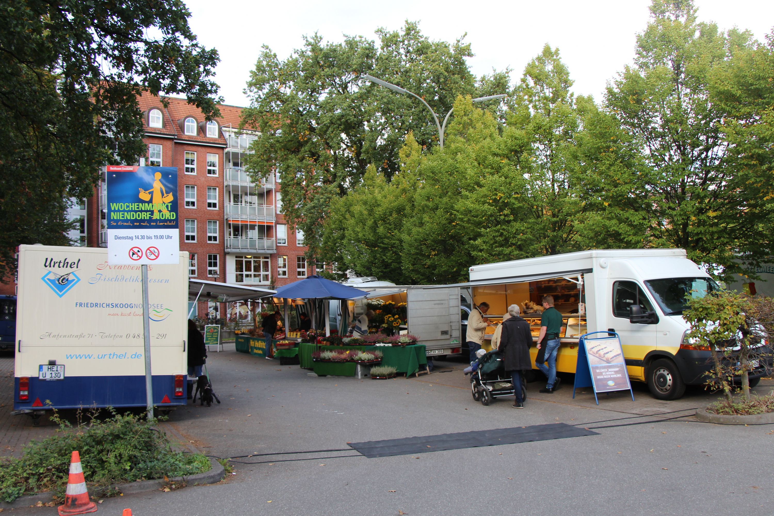 Auf dem Parkplatz neben der U-Bahn Station stellen die Händler ihre Stände auf. Foto: Leo Papenberg