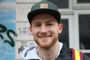 Bei Lennart läuft es rund: Viele Freunde, die er lieb hat, stimmen ihn glücklich. Außerdem passen Arbeit und Studium zusammen und er macht gerne Musik: glückliche Zeiten. Foto: Karoline Gebhardt