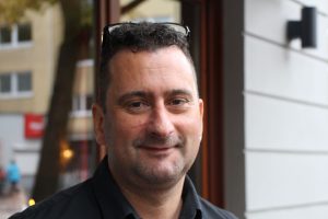 Seit 35 Jahren glücklicher Eimsbütteler: Grund genug, jeden Morgen mit einem Lachen aufzuwachen. Für ihn ist Eimsbüttel mehr als ein Stadtteil. Foto: Karoline Gebhardt