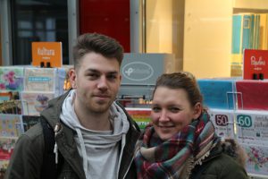 Frische Liebe in Eimsbüttel: Die Beiden sind seit Kurzem zusammen - ein Grund, glücklich zu sein. Foto: Karoline Gebhardt