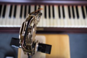 Der Roboterarm von hinten vor dem Klavier. Foto: Holger Vogel