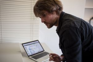 Das Gehirn von Klavierspieler Armin: ein Laptop. Foto: Holger Vogel