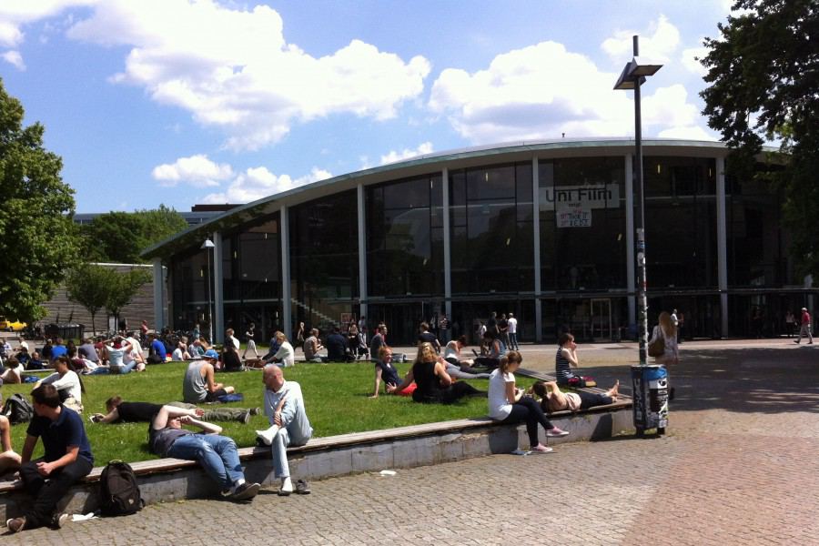 Der Uni-Campus: Im Hintergrund zu sehen ist das Audimax. Mit 1.654 Sitzplätzen ist es der größte Hörsaal der Uni Hamburg. Foto: Tanja Schreiner