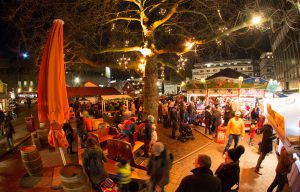 Weihnachtsmarkt Osterstraße: Abendstimmung unterm Baum. Foto: Weihnachtsmarkt Osterstraße