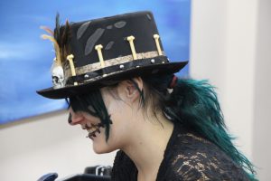 Friseur Marco hat auch für seine Kollegin einen gruseligen Hut entworfen. Den Kunden gefällt's. Foto: Karoline Gebhardt