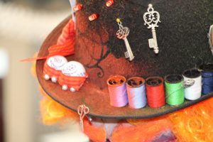Mit viel Liebe zum Detail: Der Hut des Hutmachers aus Lewis Carrol's 'Alice im Wunderland'. Foto: Karoline Gebhardt