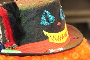 Die Grinsekatze aus 'Alice im Wunderland' wurde auf Marcos Hut zum Leben erweckt. Foto: Karoline Gebhardt