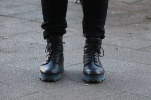 DIe dicken Schuhe mit blaufarbener Sohle sind ein Muss in diesem Winter. Der Schnee kann kommen. Foto: Karoline Gebhardt