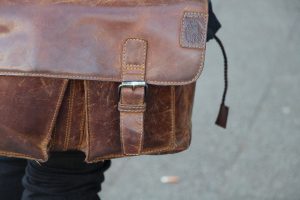 Oldschool: Die Leder-Lehrertaschen verlieren nie ihren Charme. Sie begleitet Luise durch den Winter. Foto: Karoline Gebhardt