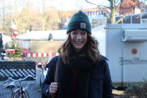 Luise lächelt sich durch den Winter. Die Locken hüpfen unter der flauschigen Mütze in der Trendfarbe Tannenbaumgrün hervor. Foto: Karoline Gebhardt
