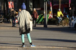 Farblich abgestimmt und in eine dicke Strickjacke eingekuschelt ist Lina auch auf der Verkehrsinsel ein Hingucker. Foto: Karoline Gebhardt