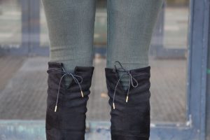 Der Trend schlechthin: Kahkifarben und Overknees mit liebevollen Details dürfen in diesem Winter nicht fehlen. Foto: Karoline Gebhardt