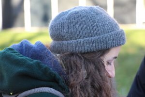 Derbe Modern: Mützen die nicht über die Ohren reichen – der Kopf bleibt trotzdem warm. Foto: Karoline Gebhardt