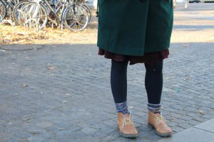 Der dunkelgrüne Wintermantel von Sofia und ihre dicken Wollsocken sind ihre ständigen Begleiter durch di frostige Zeit. Foto: Karoline Gebhardt
