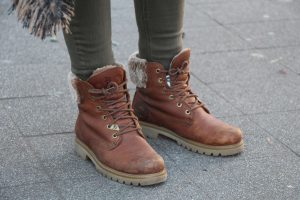 Aya's Schnürboots in braun tragen sie durch die kalte Jahreszeit. Foto: Karoline Gebhardt