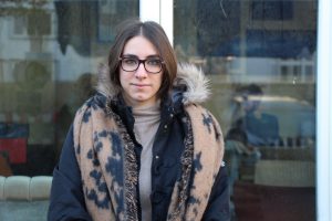 Aya hält sich im Winter mit ihrem Oversize-Schal warm. Foto: Karoline Gebhardt