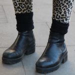 Laura hat mit ihren dicken Socken in den Chelsea-Boots auf jeden Fall warme Füße. Foto: Karoline Gebhardt