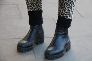 Laura hat mit ihren dicken Socken in den Chelsea-Boots auf jeden Fall warme Füße. Foto: Karoline Gebhardt
