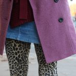 Beeren-Töne und Leoprint ergänzen sich prima. Der klassische Mantelschnitt ist ein Must-Have in dieser Saison: Ein gelungener Winterlook. Foto: Karoline Gebhardt